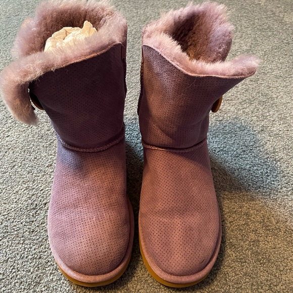 Ugg Bailey button lavender. Size 7 - Picture 4 of 5